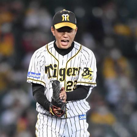 　完投勝利を挙げ、グラブをたたいて喜ぶ高橋