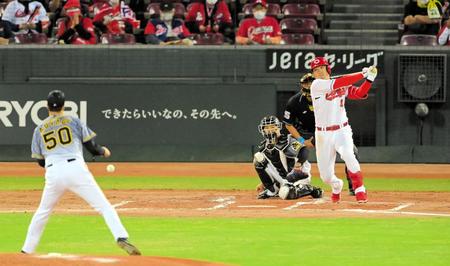 ３回、阪神・青柳（手前）強襲の先制適時二塁打を放つ広島・鈴木誠（撮影・高部洋祐）