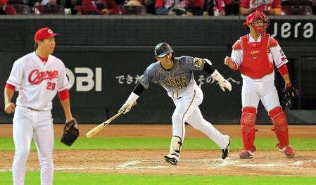 ８回、同点の２点適時打を放つ阪神・原口＝マツダスタジアム（撮影・高部洋祐）