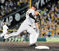 　７回、高山の安打で、二塁から本塁へ激走する大山。奥は本塁打王争いのライバル・岡本