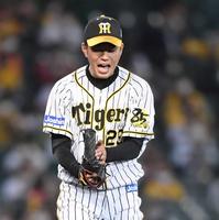 　完投勝利を挙げ、グラブをたたいて喜ぶ高橋