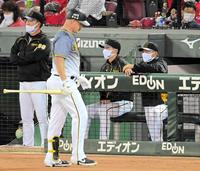 ２回、三振に倒れた阪神　ジェリー・サンズ（手前）と、ベンチの阪神・矢野燿大監督（中央）＝マツダスタジアム（撮影・高部洋祐）