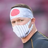 日の丸の鉢巻き、タテジマのマスク姿で練習する阪神・サンズ＝マツダスタジアム（撮影・田中太一）