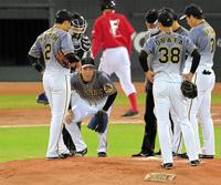 ３回、広島・鈴木の打球が直撃した足を気にする阪神・青柳（左から３人目）＝マツダスタジアム（撮影・高部洋祐）