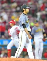 ７回、広島・大盛（左奥）に勝ち越しソロを浴びる阪神・桑原＝マツダスタジアム（撮影・立川洋一郎）