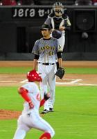 ７回、広島・大盛（手前）に勝ち越しソロを浴びた阪神・桑原＝マツダスタジアム（撮影・高部洋祐）