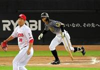 １０回、勝ち越し適時打を放つ阪神・熊谷＝マツダスタジアム（撮影・高部洋祐）