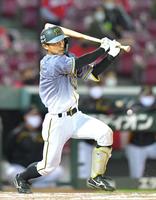 延長１０回、勝ち越し適時打を放つ阪神・熊谷＝マツダスタジアム（撮影・立川洋一郎）