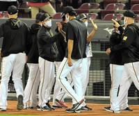 広島と引き分け、阪神・藤浪（中央）らナインとタッチを交わす矢野監督（左から３人目）＝撮影・高部洋祐