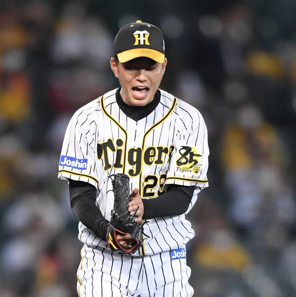 　完投勝利を挙げ、グラブをたたいて喜ぶ高橋