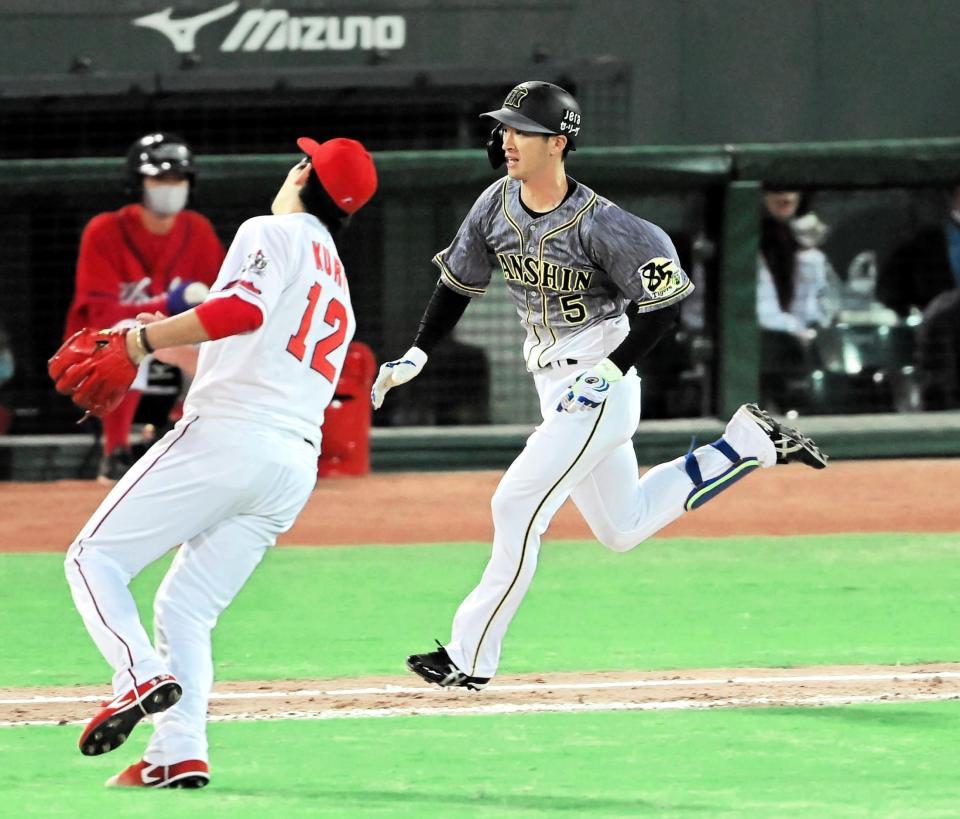 ６回、近本の打球が松山のエラーを誘い、阪神が同点に追いつく。左は広島先発・九里（撮影・高部洋祐）