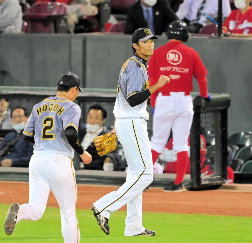 ９回を投げ終え、ガッツポーズしながらベンチに戻る阪神・藤浪＝マツダスタジアム（撮影・高部洋祐）