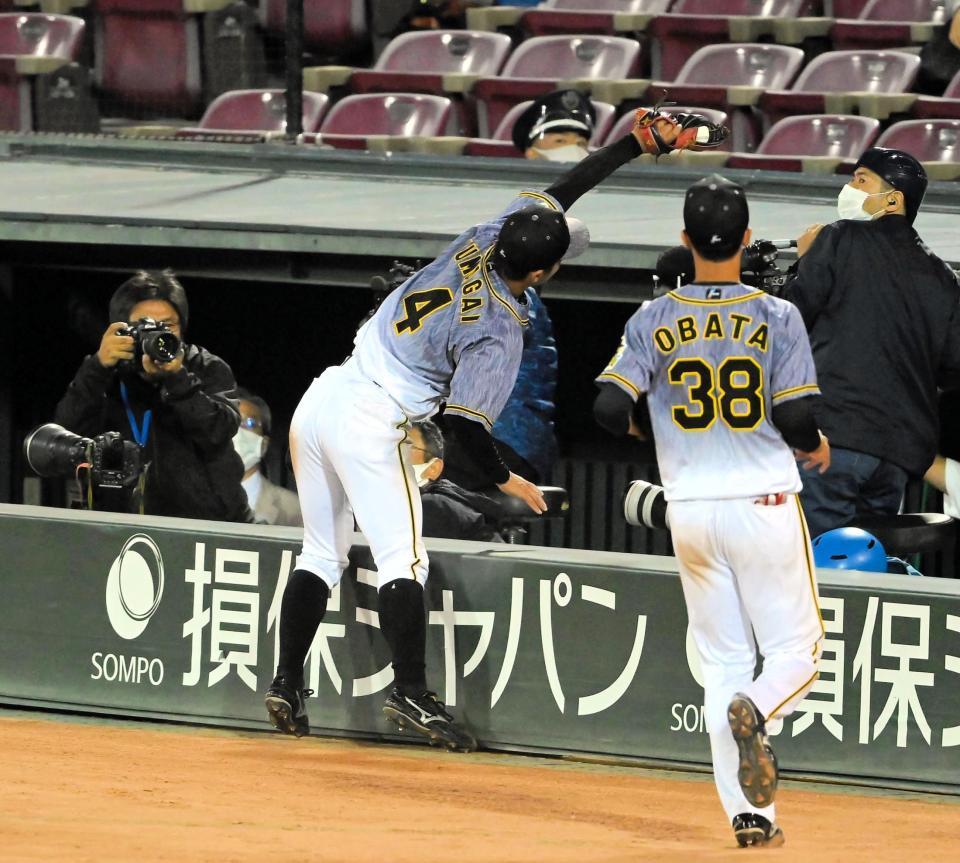 　１０回、広島・菊池涼の邪飛をキャッチする阪神・熊谷（撮影・高部洋祐）