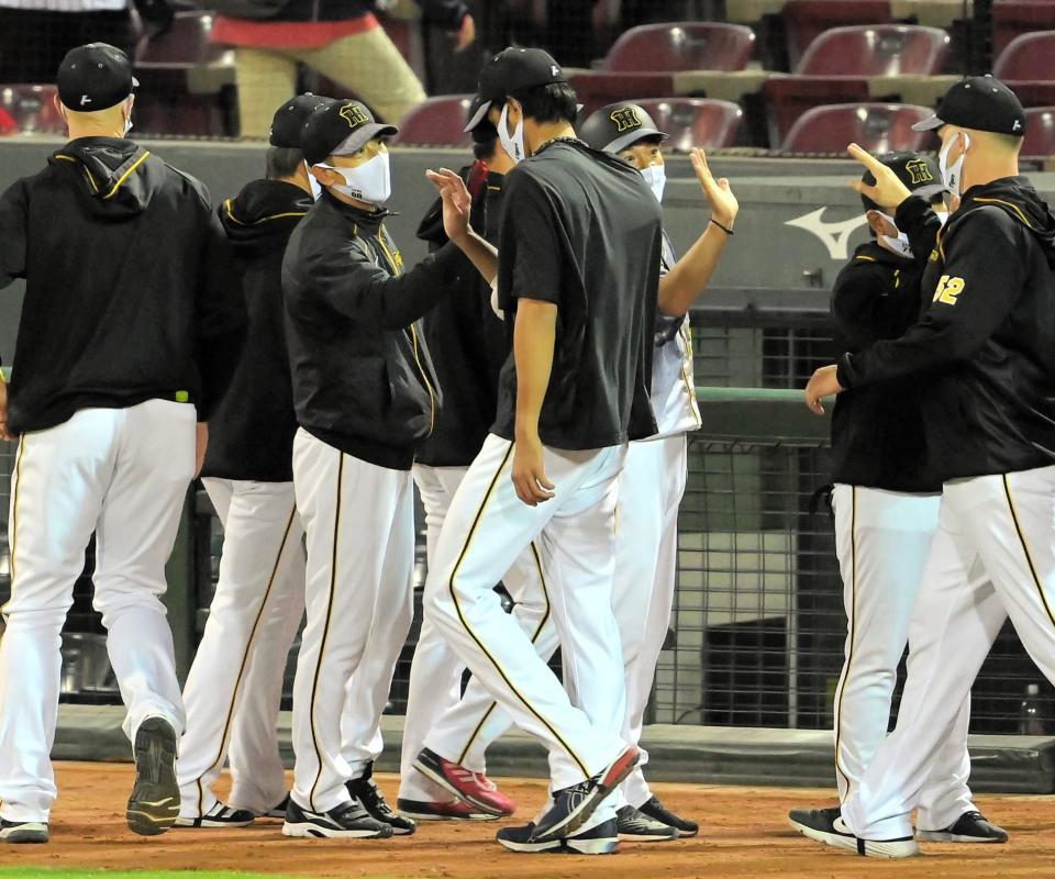 広島と引き分け、阪神・藤浪（中央）らナインとタッチを交わす矢野監督（左から３人目）＝撮影・高部洋祐