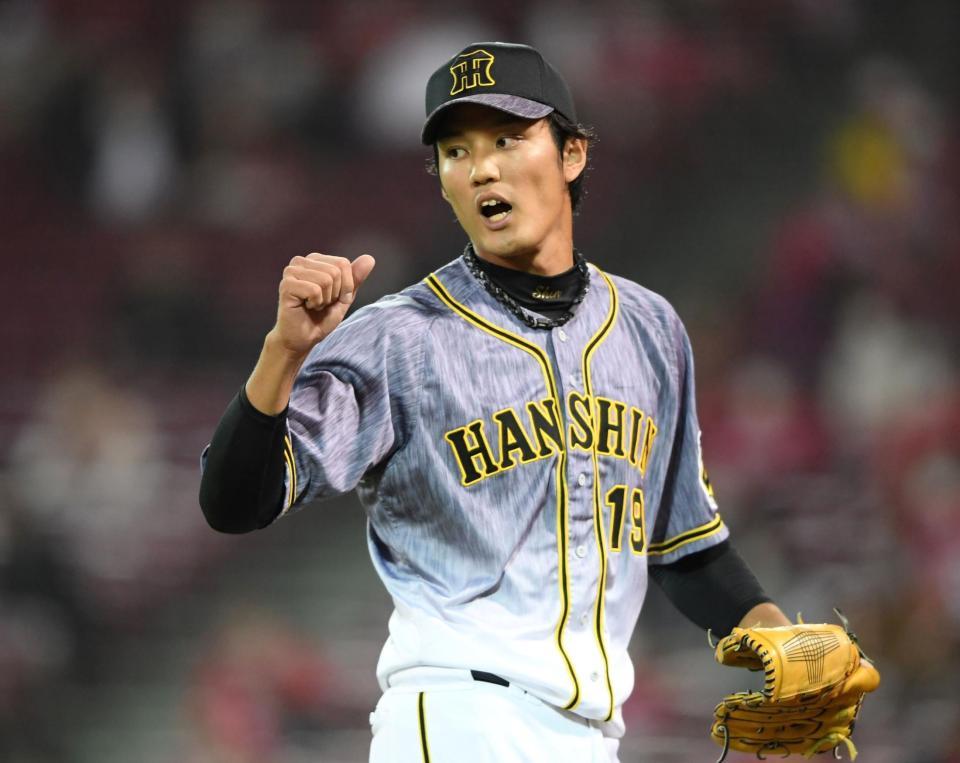 ９回、広島打線を無失点に抑え、拳を上げてベンチへ戻る藤浪（撮影・田中太一）