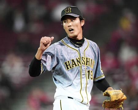 　９回、広島打線を無失点に抑え、拳を上げてベンチへ戻る藤浪（撮影・田中太一）