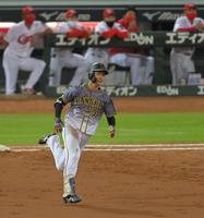 　２回、先制の２点打を放ち一塁を蹴る阪神・小幡（撮影・高部洋祐）