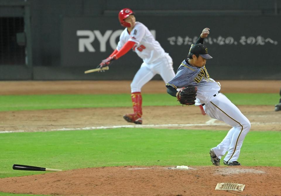 ８回、広島・大盛穂（奥）の折れたバットをよける阪神・石井将希＝マツダスタジアム（撮影・高部洋祐）