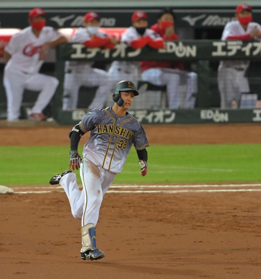 　２回、先制の２点打を放ち一塁を蹴る阪神・小幡（撮影・高部洋祐）