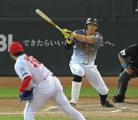 ５回、広島・野村（手前）から適時打を放つ阪神・糸井＝マツダスタジアム（撮影・高部洋祐）