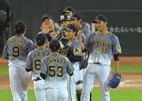 最後を締め、ナインと健闘をたたえ合う阪神・伊藤（右端）＝マツダスタジアム（撮影・高部洋祐）