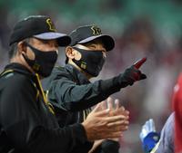 １回、先制２ランを放った北條を笑顔で迎える阪神・矢野監督＝マツダスタジアム（撮影・田中太一）