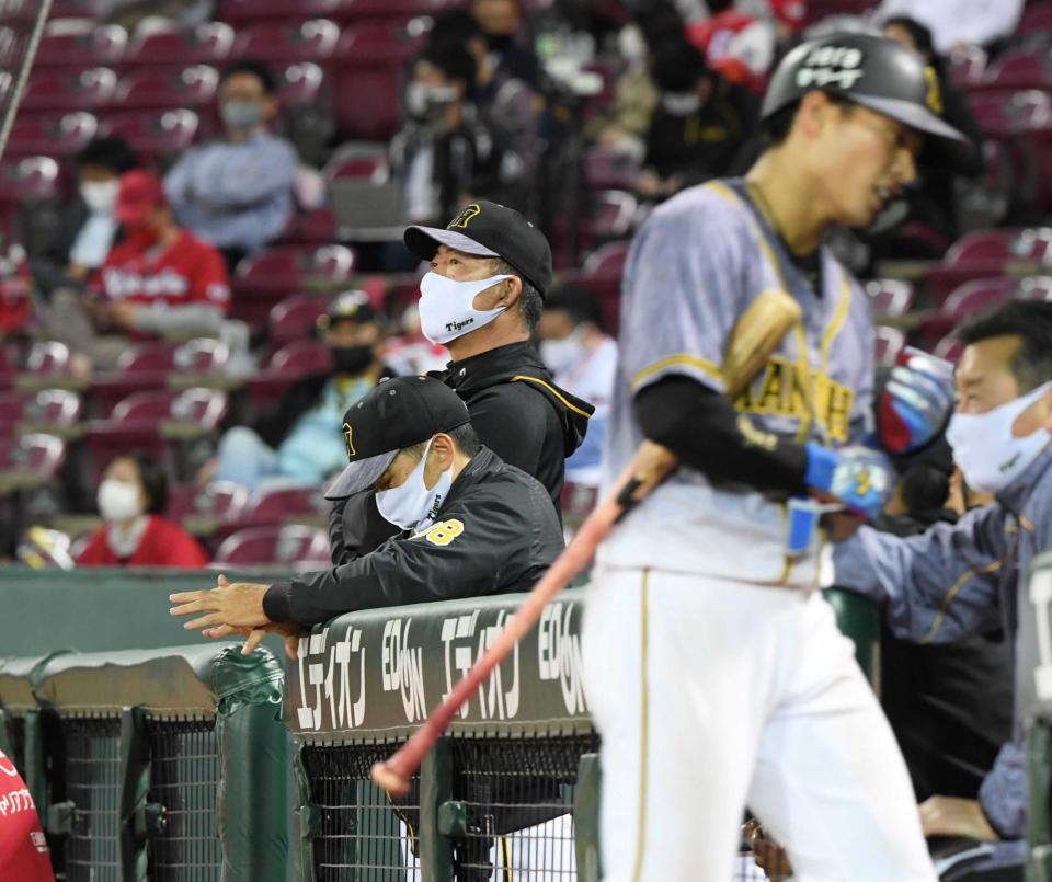 　９回、厳しい戦況に下を向く矢野監督