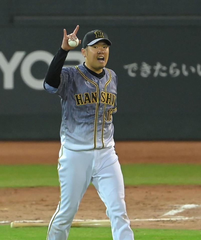 ４回、大声で野手に指示を出す阪神・西勇＝マツダスタジアム（撮影・高部洋祐）