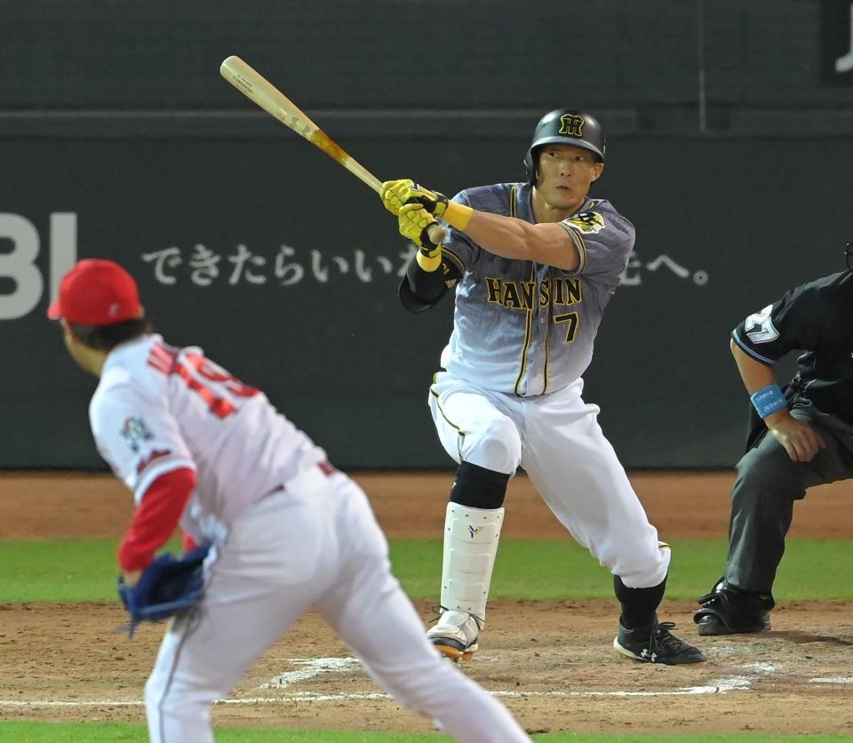 ５回、広島・野村（手前）から適時打を放つ阪神・糸井＝マツダスタジアム（撮影・高部洋祐）