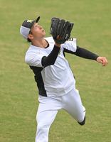 　試合前、外野ノックの飛球を追う近本