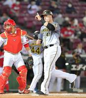 　６回、ソロを放ち生還するボーア