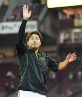 　ヒーローインタビューの後、スタンドの声援に手を上げて応える西勇