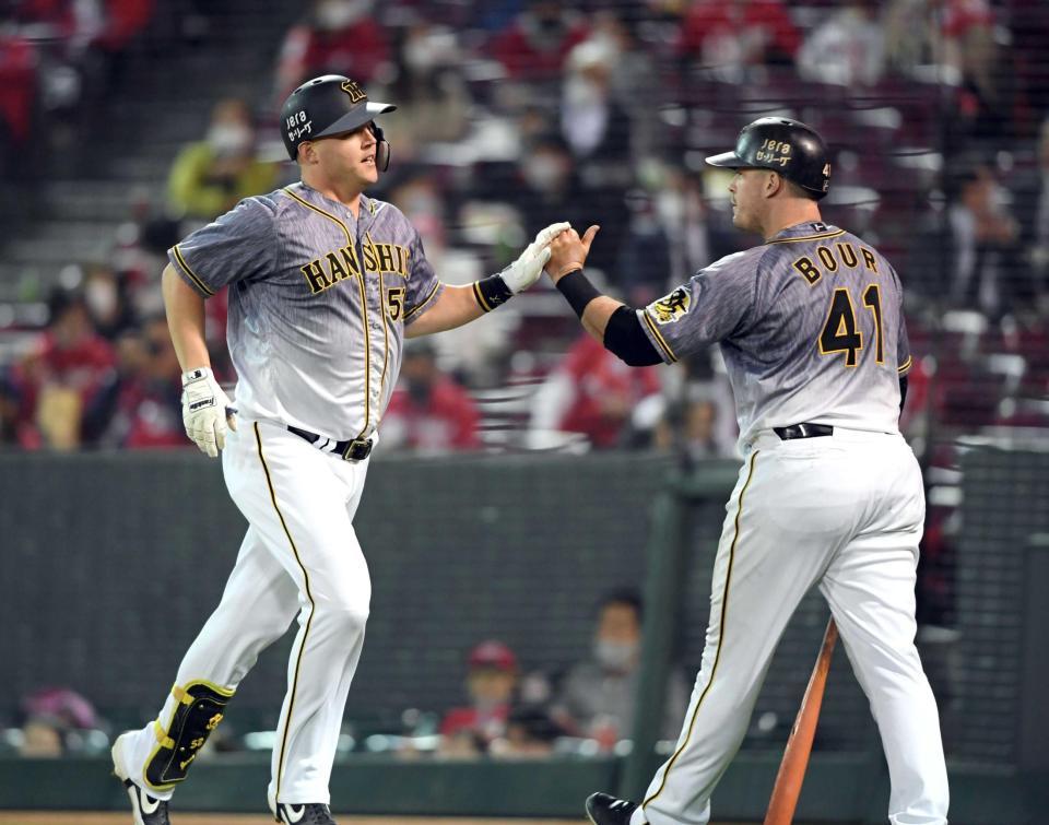 　６回、サンズ（左）はボーアに迎えられタッチを交わす