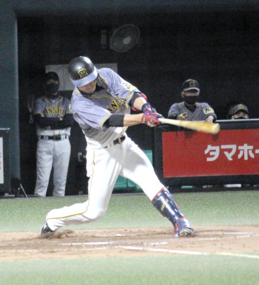 　左中間フェンス直撃の二塁打を放つ江越