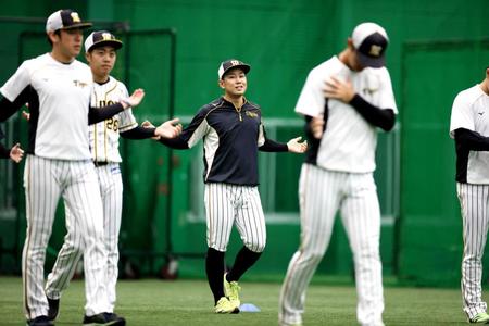 　アップを行う糸原（中）＝代表撮影