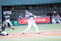 　初回、先制打を放ち広島・林とトップタイの３２打点目を挙げた井上