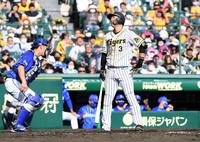 　２回、見逃し三振に倒れる大山（撮影・田中太一）