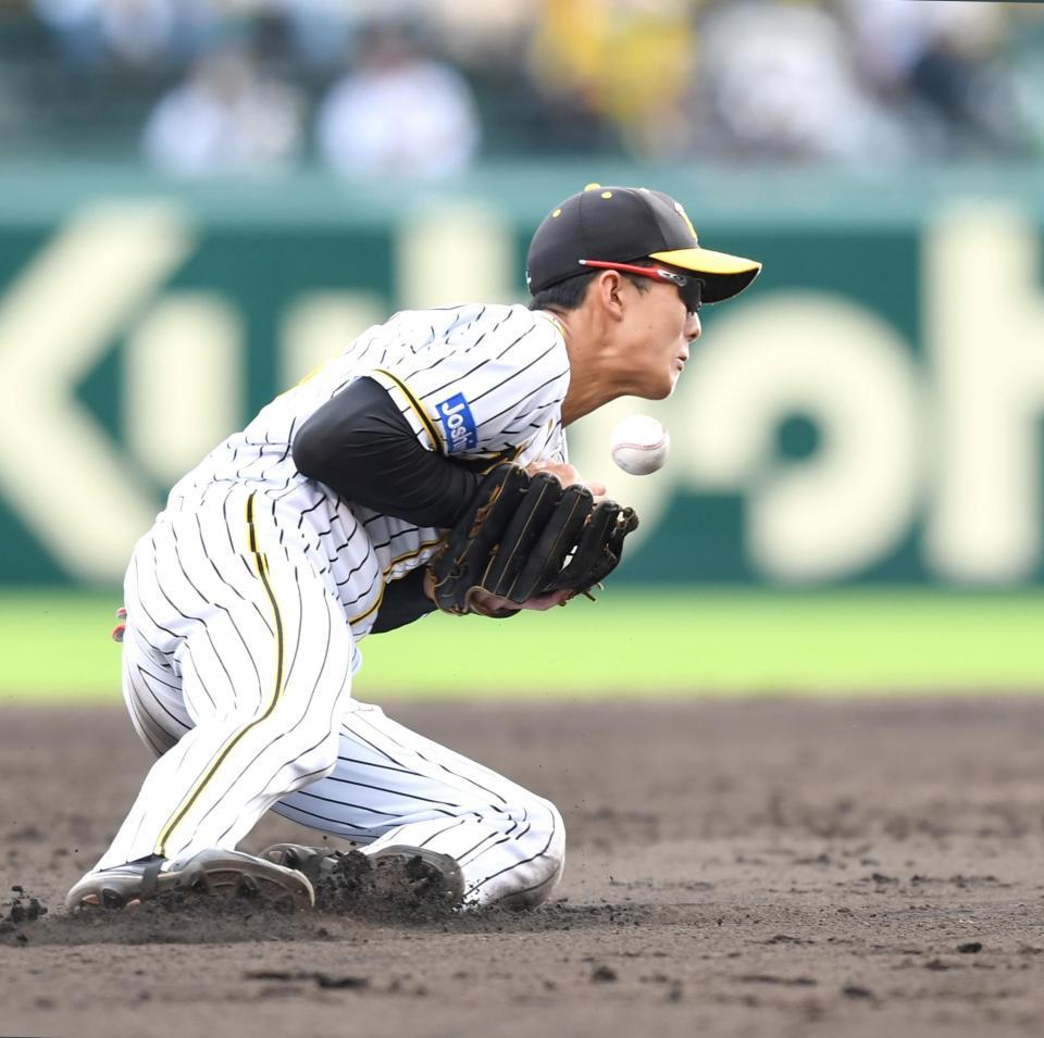 ５回、ＤｅＮＡ・柴田竜拓の遊ゴロをファンブルする阪神・小幡（撮影・飯室逸平）