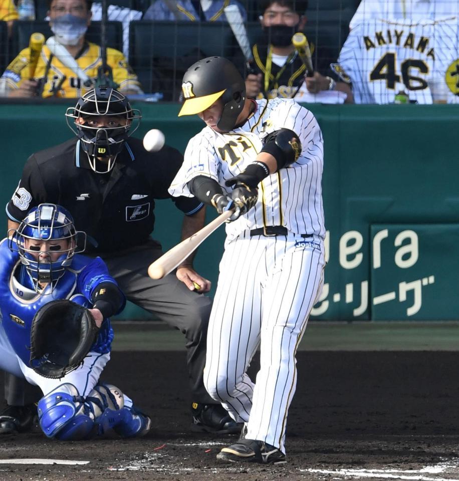 　５回、勝ち越しの２５号２ランを放つ大山（撮影・飯室逸平）