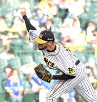 　９回、１６１キロの剛速球を投げ込むスアレス