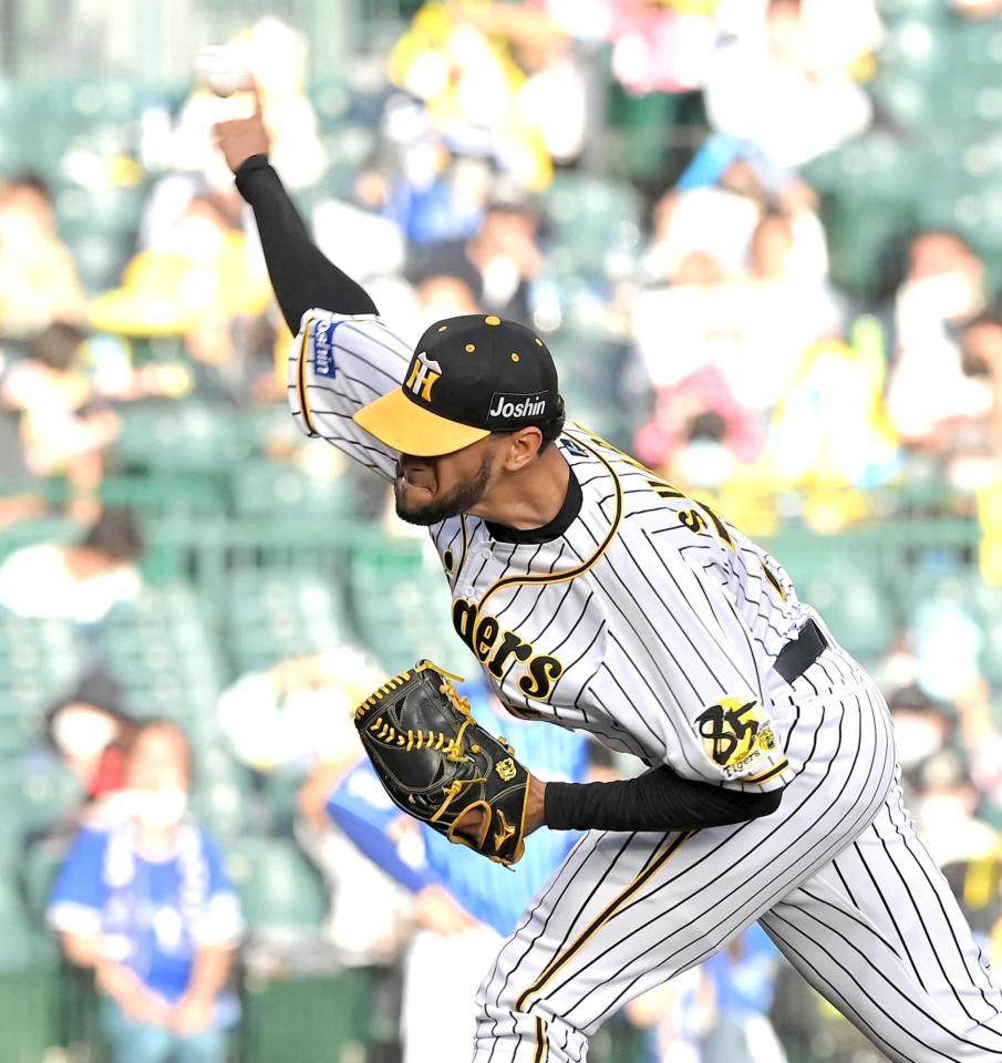 　９回、１６１キロの剛速球を投げ込むスアレス