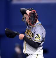 　５回、岩貞はビシエドに適時二塁打許し失点する（撮影・山口登）