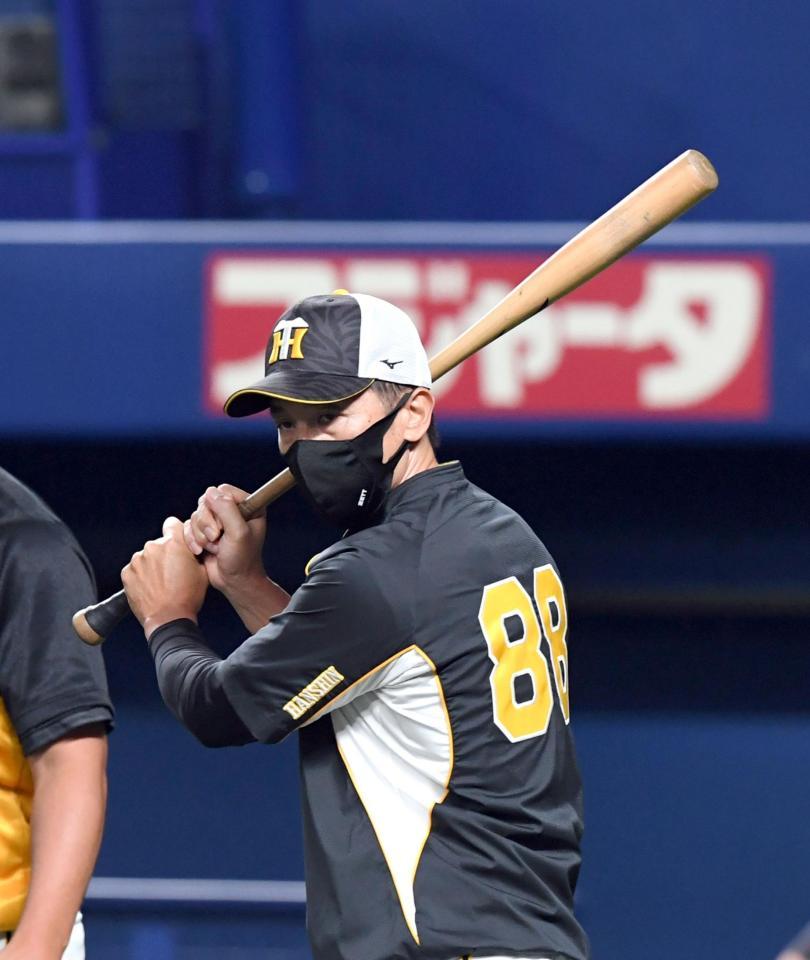 　バットを手に、練習を見る矢野監督（撮影・山口登）