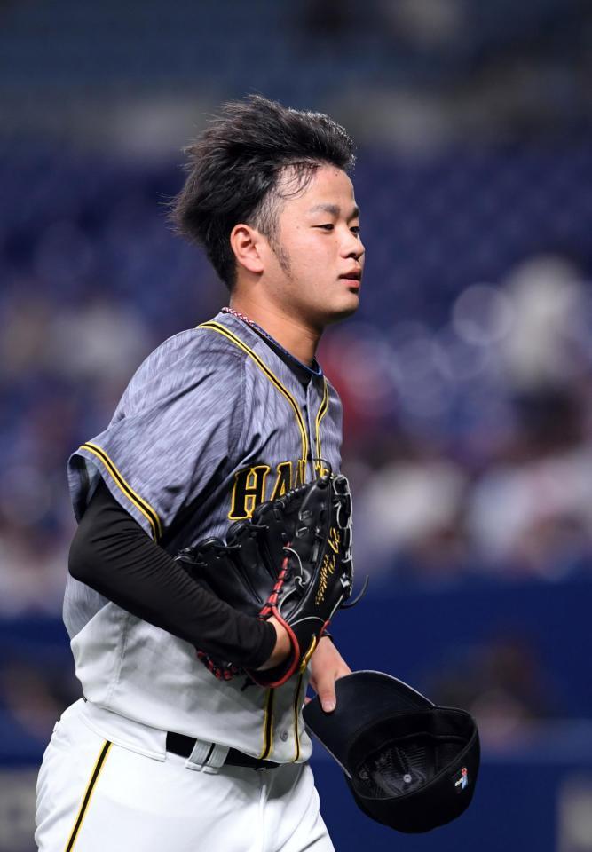 ４回、走ってベンチに戻る阪神・高橋遥人＝ナゴヤドーム（撮影・山口登）
