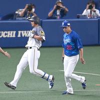 ５回、中日・大野（右）に一ゴロに打ち取られた阪神・井上＝ナゴヤドーム（撮影・飯室逸平）