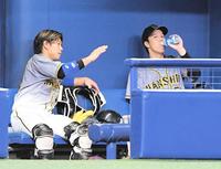 ６回を投げ終え、梅野（左）と話す阪神・青柳＝ナゴヤドーム（撮影・北村雅宏）