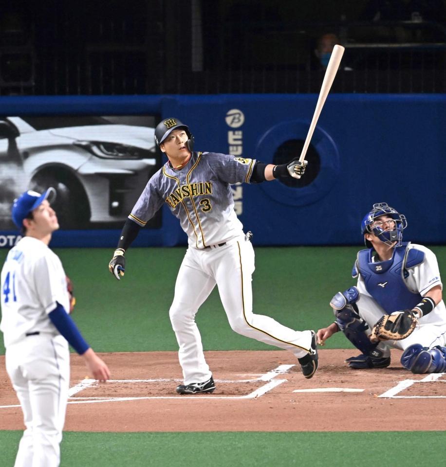 　１回、２６号先制２ランを放つ大山（撮影・飯室逸平）