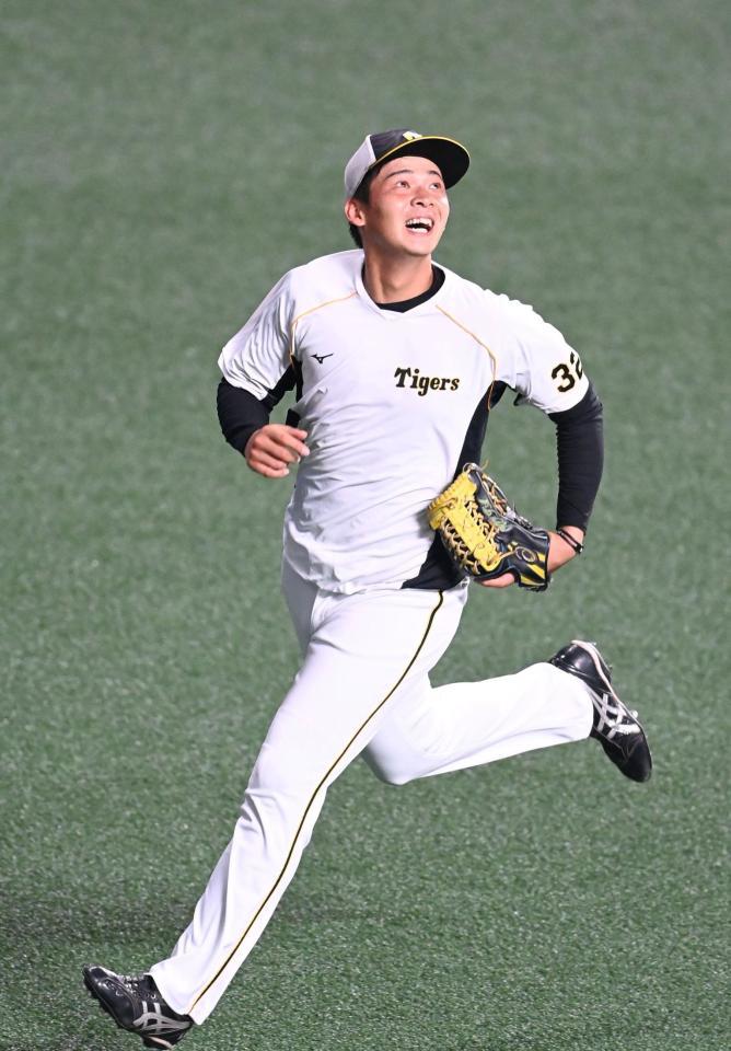 ハツラツと守備練習する阪神・井上（撮影・飯室逸平）