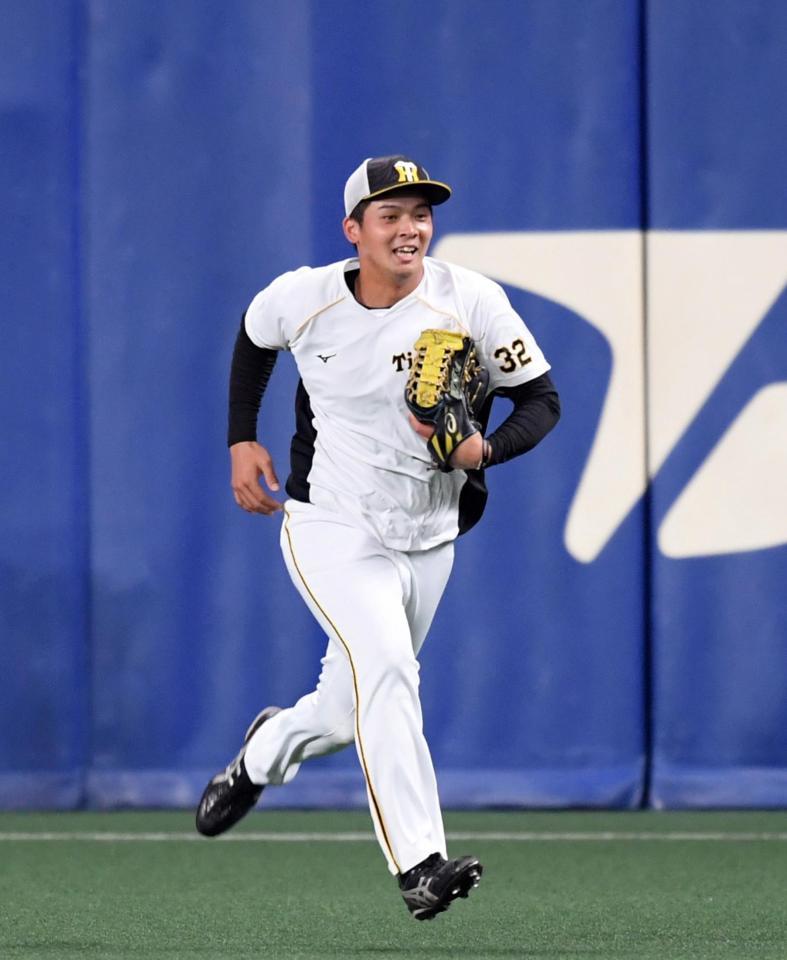 ノックの打球を追う阪神・井上（撮影・山口登）