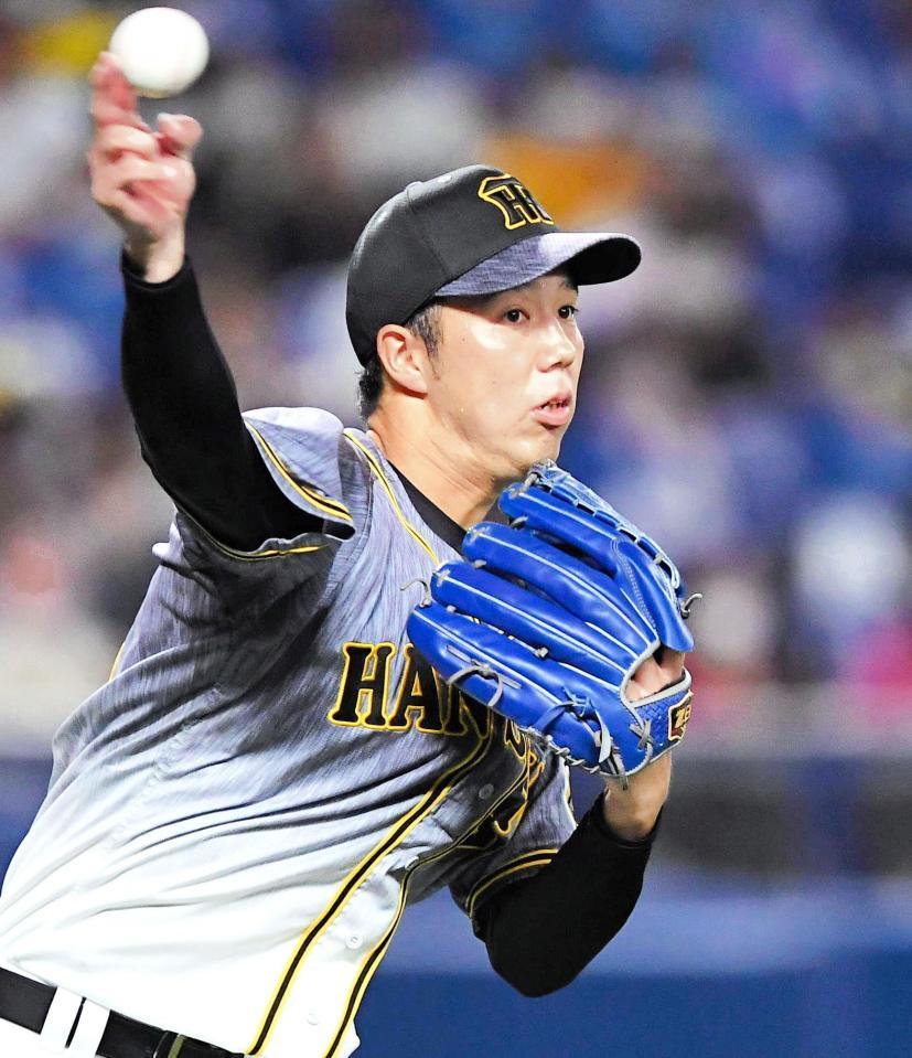 ３回、犠打を処理した後、ワンバウンドで一塁へ送球してアウトにする阪神・青柳（撮影・北村雅宏）